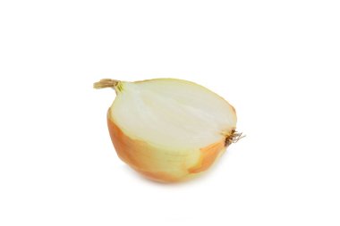 Beyaz arka planda soğan izole edilmiş. Soğan dilimi. Soğan halkaları. Taze Sarı Soğan. Doğal, taze, vejetaryen yiyecekler. Tarım ürünleri. Sağlıklı beslenme. Sebzeler. Çiftçi pazarı..