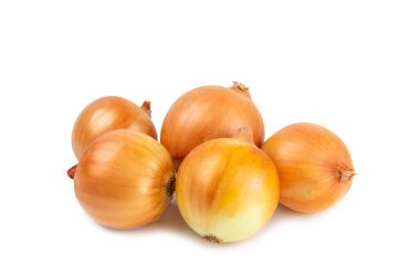 Beyaz arka planda soğan izole edilmiş. Soğan dilimi. Soğan halkaları. Taze Sarı Soğan. Doğal, taze, vejetaryen yiyecekler. Tarım ürünleri. Sağlıklı beslenme. Sebzeler. Çiftçi pazarı..