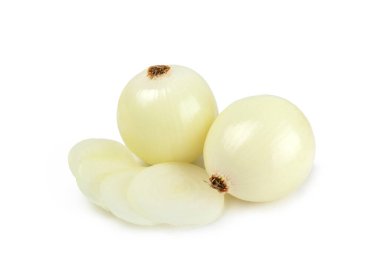 Beyaz arka planda soğan izole edilmiş. Soğan dilimi. Soğan halkaları. Taze Sarı Soğan. Doğal, taze, vejetaryen yiyecekler. Tarım ürünleri. Sağlıklı beslenme. Sebzeler. Çiftçi pazarı..