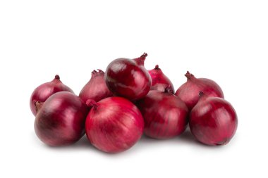 Shallot soğanı beyaz arka planda izole edilmiş. Soğan dilimi. Soğan halkaları. Taze kırmızı soğan. Doğal, taze, vejetaryen yiyecekler. Tarım ürünleri. Sağlıklı beslenme. Sebzeler. Çiftçi pazarı..