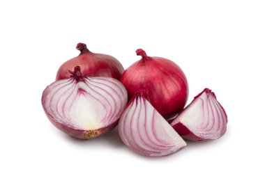 Shallot soğanı beyaz arka planda izole edilmiş. Soğan dilimi. Soğan halkaları. Taze kırmızı soğan. Doğal, taze, vejetaryen yiyecekler. Tarım ürünleri. Sağlıklı beslenme. Sebzeler. Çiftçi pazarı..