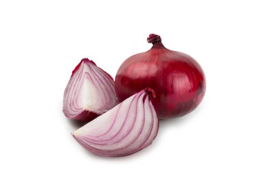 Shallot soğanı beyaz arka planda izole edilmiş. Soğan dilimi. Soğan halkaları. Taze kırmızı soğan. Doğal, taze, vejetaryen yiyecekler. Tarım ürünleri. Sağlıklı beslenme. Sebzeler. Çiftçi pazarı..