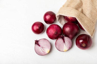 Mutfak masasında Shallot soğanı. Soğan dilimi. Soğan halkaları. Taze kırmızı soğan. Doğal, taze, vejetaryen yiyecekler. Tarım ürünleri. Sağlıklı beslenme. Sebzeler. Çiftçi pazarı..