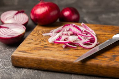 Mutfak masasında Shallot soğanı. Soğan dilimi. Soğan halkaları. Taze kırmızı soğan. Doğal, taze, vejetaryen yiyecekler. Tarım ürünleri. Sağlıklı beslenme. Sebzeler. Çiftçi pazarı..