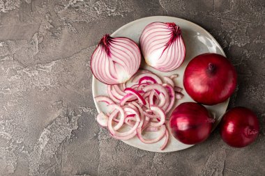 Mutfak masasında Shallot soğanı. Soğan dilimi. Soğan halkaları. Taze kırmızı soğan. Doğal, taze, vejetaryen yiyecekler. Tarım ürünleri. Sağlıklı beslenme. Sebzeler. Çiftçi pazarı..