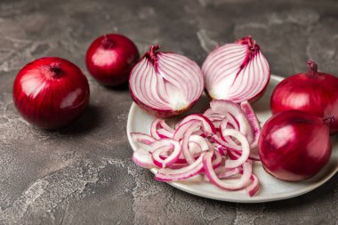 Mutfak masasında Shallot soğanı. Soğan dilimi. Soğan halkaları. Taze kırmızı soğan. Doğal, taze, vejetaryen yiyecekler. Tarım ürünleri. Sağlıklı beslenme. Sebzeler. Çiftçi pazarı..