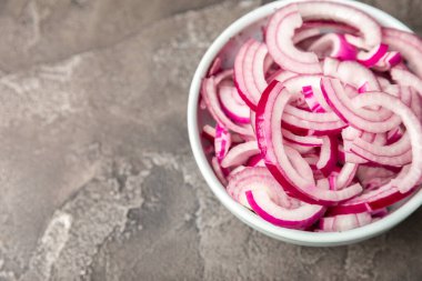 Mutfak masasında Shallot soğanı. Soğan dilimi. Soğan halkaları. Taze kırmızı soğan. Doğal, taze, vejetaryen yiyecekler. Tarım ürünleri. Sağlıklı beslenme. Sebzeler. Çiftçi pazarı..