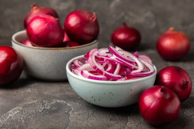 Mutfak masasında Shallot soğanı. Soğan dilimi. Soğan halkaları. Taze kırmızı soğan. Doğal, taze, vejetaryen yiyecekler. Tarım ürünleri. Sağlıklı beslenme. Sebzeler. Çiftçi pazarı..