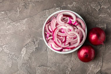 Mutfak masasında Shallot soğanı. Soğan dilimi. Soğan halkaları. Taze kırmızı soğan. Doğal, taze, vejetaryen yiyecekler. Tarım ürünleri. Sağlıklı beslenme. Sebzeler. Çiftçi pazarı..