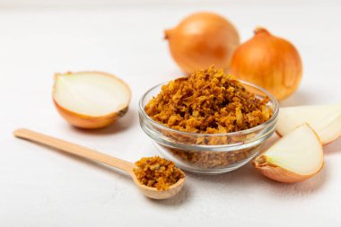 Tahta bir masada kasede kızarmış soğan. Kızarmış soğan. Bulaşık çeşnisi. Baharatlar. Salata sosu. Mesaj için yer var. Boşluğu kopyala