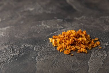 Tahta bir masada kasede kızarmış soğan. Kızarmış soğan. Bulaşık çeşnisi. Baharatlar. Salata sosu. Mesaj için yer var. Boşluğu kopyala