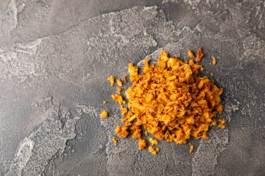 Tahta bir masada kasede kızarmış soğan. Kızarmış soğan. Bulaşık çeşnisi. Baharatlar. Salata sosu. Mesaj için yer var. Boşluğu kopyala