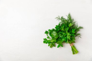 Doku masasında Dill ve Maydanoz. Maydanozla dereotu karıştırdım. Taze aromalı baharatlı sebzeler. Baharatlar ve bitkiler. Mesaj için yer var. Boşluğu kopyala