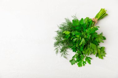 Doku masasında Dill ve Maydanoz. Maydanozla dereotu karıştırdım. Taze aromalı baharatlı sebzeler. Baharatlar ve bitkiler. Mesaj için yer var. Boşluğu kopyala