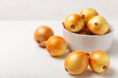 Mutfak masasında soğan. Soğan dilimi. Soğan halkaları. Taze Sarı Soğan. Doğal, taze, vejetaryen yiyecekler. Tarım ürünleri. Sağlıklı beslenme. Sebzeler. Çiftçi pazarı. Metin için boşluk. Boşluğu kopyala