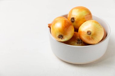 Mutfak masasında soğan. Soğan dilimi. Soğan halkaları. Taze Sarı Soğan. Doğal, taze, vejetaryen yiyecekler. Tarım ürünleri. Sağlıklı beslenme. Sebzeler. Çiftçi pazarı. Metin için boşluk. Boşluğu kopyala