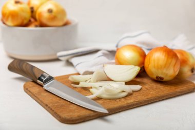 Mutfak masasında soğan. Soğan dilimi. Soğan halkaları. Taze Sarı Soğan. Doğal, taze, vejetaryen yiyecekler. Tarım ürünleri. Sağlıklı beslenme. Sebzeler. Çiftçi pazarı. Metin için boşluk. Boşluğu kopyala