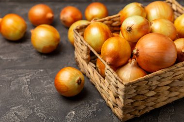 Mutfak masasında soğan. Soğan dilimi. Soğan halkaları. Taze Sarı Soğan. Doğal, taze, vejetaryen yiyecekler. Tarım ürünleri. Sağlıklı beslenme. Sebzeler. Çiftçi pazarı. Metin için boşluk. Boşluğu kopyala