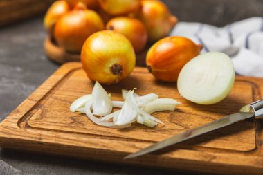 Mutfak masasında soğan. Soğan dilimi. Soğan halkaları. Taze Sarı Soğan. Doğal, taze, vejetaryen yiyecekler. Tarım ürünleri. Sağlıklı beslenme. Sebzeler. Çiftçi pazarı. Metin için boşluk. Boşluğu kopyala