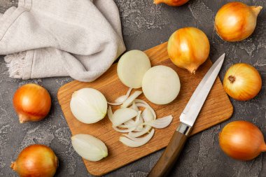 Mutfak masasında soğan. Soğan dilimi. Soğan halkaları. Taze Sarı Soğan. Doğal, taze, vejetaryen yiyecekler. Tarım ürünleri. Sağlıklı beslenme. Sebzeler. Çiftçi pazarı. Metin için boşluk. Boşluğu kopyala