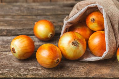 Mutfak masasında soğan. Soğan dilimi. Soğan halkaları. Taze Sarı Soğan. Doğal, taze, vejetaryen yiyecekler. Tarım ürünleri. Sağlıklı beslenme. Sebzeler. Çiftçi pazarı. Metin için boşluk. Boşluğu kopyala