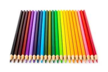 Beyaz arkaplanda izole edilmiş renkli kalemler. Boyama için ekipman. Yaratıcılık için kırtasiye malzemesi. Okula dönüyorum. Flatlay. Çocukların Yaratıcılığı ve Eğitimi. Gökkuşağı.