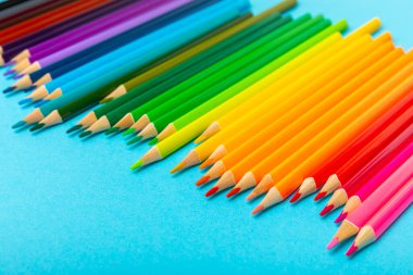 Renkli arka planda renkli kalemler. Boyama için ekipman. Yaratıcılık için kırtasiye malzemesi. Okula dönüyorum. Flatlay. Çocukların Yaratıcılığı ve Eğitimi. Rainbow.Mesaj için yer var. Boşluğu kopyala.