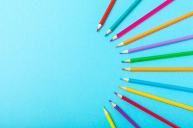 Renkli arka planda renkli kalemler. Boyama için ekipman. Yaratıcılık için kırtasiye malzemesi. Okula dönüyorum. Flatlay. Çocukların Yaratıcılığı ve Eğitimi. Rainbow.Mesaj için yer var. Boşluğu kopyala.
