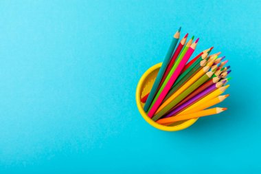 Renkli arka planda renkli kalemler. Boyama için ekipman. Yaratıcılık için kırtasiye malzemesi. Okula dönüyorum. Flatlay. Çocukların Yaratıcılığı ve Eğitimi. Rainbow.Mesaj için yer var. Boşluğu kopyala.