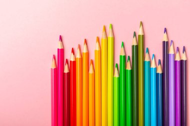 Renkli arka planda renkli kalemler. Boyama için ekipman. Yaratıcılık için kırtasiye malzemesi. Okula dönüyorum. Flatlay. Çocukların Yaratıcılığı ve Eğitimi. Rainbow.Mesaj için yer var. Boşluğu kopyala.