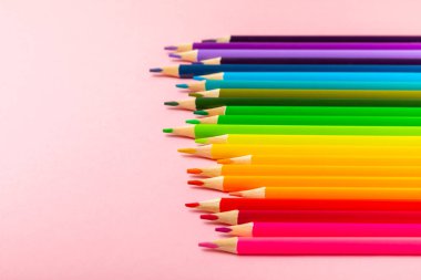 Renkli arka planda renkli kalemler. Boyama için ekipman. Yaratıcılık için kırtasiye malzemesi. Okula dönüyorum. Flatlay. Çocukların Yaratıcılığı ve Eğitimi. Rainbow.Mesaj için yer var. Boşluğu kopyala.