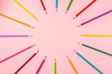 Renkli arka planda renkli kalemler. Boyama için ekipman. Yaratıcılık için kırtasiye malzemesi. Okula dönüyorum. Flatlay. Çocukların Yaratıcılığı ve Eğitimi. Rainbow.Mesaj için yer var. Boşluğu kopyala.