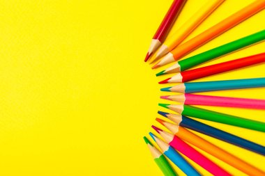 Renkli arka planda renkli kalemler. Boyama için ekipman. Yaratıcılık için kırtasiye malzemesi. Okula dönüyorum. Flatlay. Çocukların Yaratıcılığı ve Eğitimi. Rainbow.Mesaj için yer var. Boşluğu kopyala.
