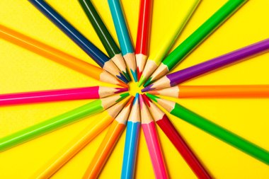 Renkli arka planda renkli kalemler. Boyama için ekipman. Yaratıcılık için kırtasiye malzemesi. Okula dönüyorum. Flatlay. Çocukların Yaratıcılığı ve Eğitimi. Rainbow.Mesaj için yer var. Boşluğu kopyala.