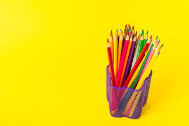 Renkli arka planda renkli kalemler. Boyama için ekipman. Yaratıcılık için kırtasiye malzemesi. Okula dönüyorum. Flatlay. Çocukların Yaratıcılığı ve Eğitimi. Rainbow.Mesaj için yer var. Boşluğu kopyala.