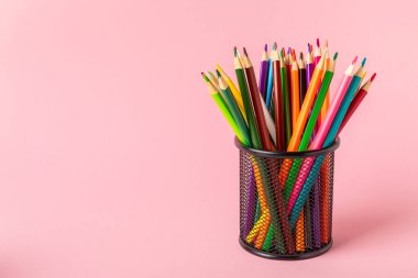 Renkli arka planda renkli kalemler. Boyama için ekipman. Yaratıcılık için kırtasiye malzemesi. Okula dönüyorum. Flatlay. Çocukların Yaratıcılığı ve Eğitimi. Rainbow.Mesaj için yer var. Boşluğu kopyala.