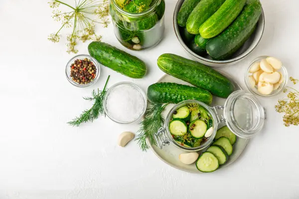 Ahşap bir arka planda kavanozda taze tuzlanmış ev yapımı salatalıklar. Dereotlu, sarımsaklı ve biberli salatalık turşusu. Konserve salatalık, salatalık ve penis. Ev yapımı koruma..