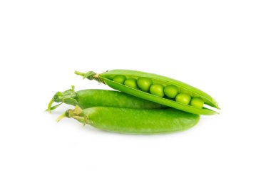 Taze yeşil bezelye kabukları ve beyaz arka planda izole edilmiş yeşil bezelyeler. Tatlı yeşil bezelyeler. Yeşil bezelye fasulyesi sebzesi. Vejetaryen. sağlıklı sebze
