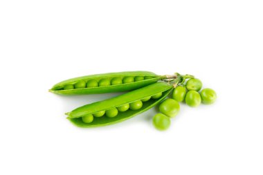 Taze yeşil bezelye kabukları ve beyaz arka planda izole edilmiş yeşil bezelyeler. Tatlı yeşil bezelyeler. Yeşil bezelye fasulyesi sebzesi. Vejetaryen. sağlıklı sebze