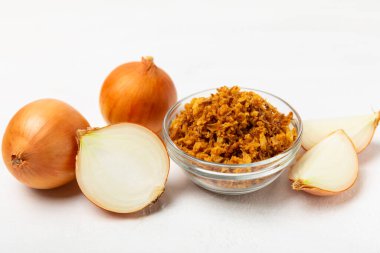 Tahta bir masada kasede kızarmış soğan. Kızarmış soğan. Bulaşık çeşnisi. Baharatlar. Salata sosu. Mesaj için yer var. Boşluğu kopyala