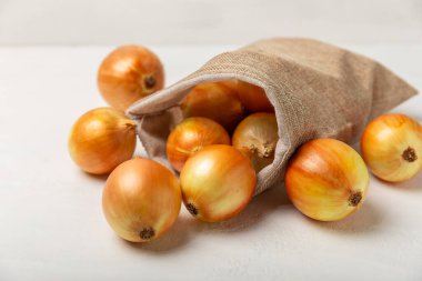 Mutfak masasında soğan. Soğan dilimi. Soğan halkaları. Taze Sarı Soğan. Doğal, taze, vejetaryen yiyecekler. Tarım ürünleri. Sağlıklı beslenme. Sebzeler. Çiftçi pazarı. Metin için boşluk. Boşluğu kopyala