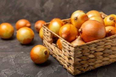 Mutfak masasında soğan. Soğan dilimi. Soğan halkaları. Taze Sarı Soğan. Doğal, taze, vejetaryen yiyecekler. Tarım ürünleri. Sağlıklı beslenme. Sebzeler. Çiftçi pazarı. Metin için boşluk. Boşluğu kopyala