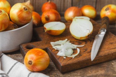 Mutfak masasında soğan. Soğan dilimi. Soğan halkaları. Taze Sarı Soğan. Doğal, taze, vejetaryen yiyecekler. Tarım ürünleri. Sağlıklı beslenme. Sebzeler. Çiftçi pazarı. Metin için boşluk. Boşluğu kopyala