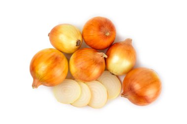 Beyaz arka planda soğan izole edilmiş. Soğan dilimi. Soğan halkaları. Taze Sarı Soğan. Doğal, taze, vejetaryen yiyecekler. Tarım ürünleri. Sağlıklı beslenme. Sebzeler. Çiftçi pazarı..