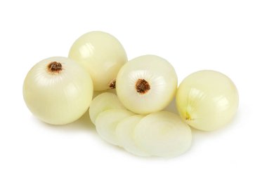 Beyaz arka planda soğan izole edilmiş. Soğan dilimi. Soğan halkaları. Taze Sarı Soğan. Doğal, taze, vejetaryen yiyecekler. Tarım ürünleri. Sağlıklı beslenme. Sebzeler. Çiftçi pazarı..