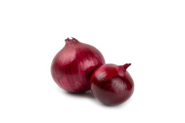 Shallot soğanı beyaz arka planda izole edilmiş. Soğan dilimi. Soğan halkaları. Taze kırmızı soğan. Doğal, taze, vejetaryen yiyecekler. Tarım ürünleri. Sağlıklı beslenme. Sebzeler. Çiftçi pazarı..