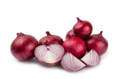 Shallot soğanı beyaz arka planda izole edilmiş. Soğan dilimi. Soğan halkaları. Taze kırmızı soğan. Doğal, taze, vejetaryen yiyecekler. Tarım ürünleri. Sağlıklı beslenme. Sebzeler. Çiftçi pazarı..