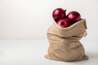 Mutfak masasında Shallot soğanı. Soğan dilimi. Soğan halkaları. Taze kırmızı soğan. Doğal, taze, vejetaryen yiyecekler. Tarım ürünleri. Sağlıklı beslenme. Sebzeler. Çiftçi pazarı..