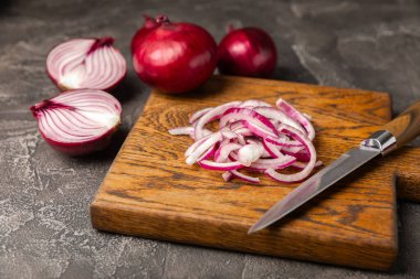Mutfak masasında Shallot soğanı. Soğan dilimi. Soğan halkaları. Taze kırmızı soğan. Doğal, taze, vejetaryen yiyecekler. Tarım ürünleri. Sağlıklı beslenme. Sebzeler. Çiftçi pazarı..