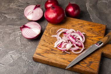 Mutfak masasında Shallot soğanı. Soğan dilimi. Soğan halkaları. Taze kırmızı soğan. Doğal, taze, vejetaryen yiyecekler. Tarım ürünleri. Sağlıklı beslenme. Sebzeler. Çiftçi pazarı..